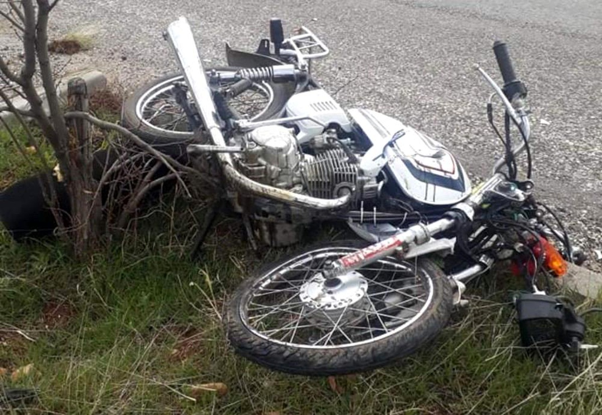 Motosiklet ile otomobil çarpıştı: 1 ağır 2 kişi yaralandı