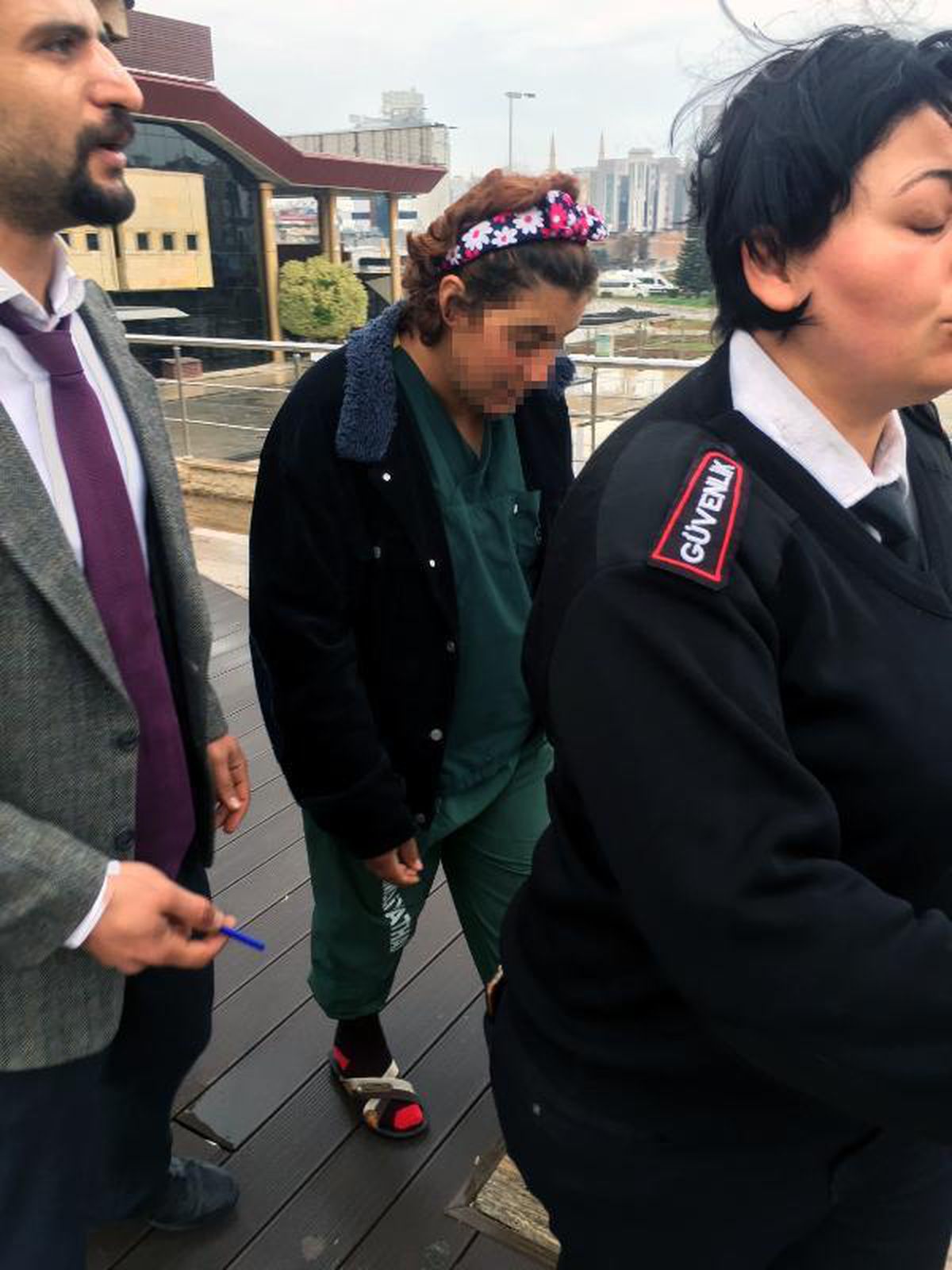 Son dakika haber: Parkta hastane üniformasıyla yatarken bulunan Kader\'in hikayesi yürek burktu