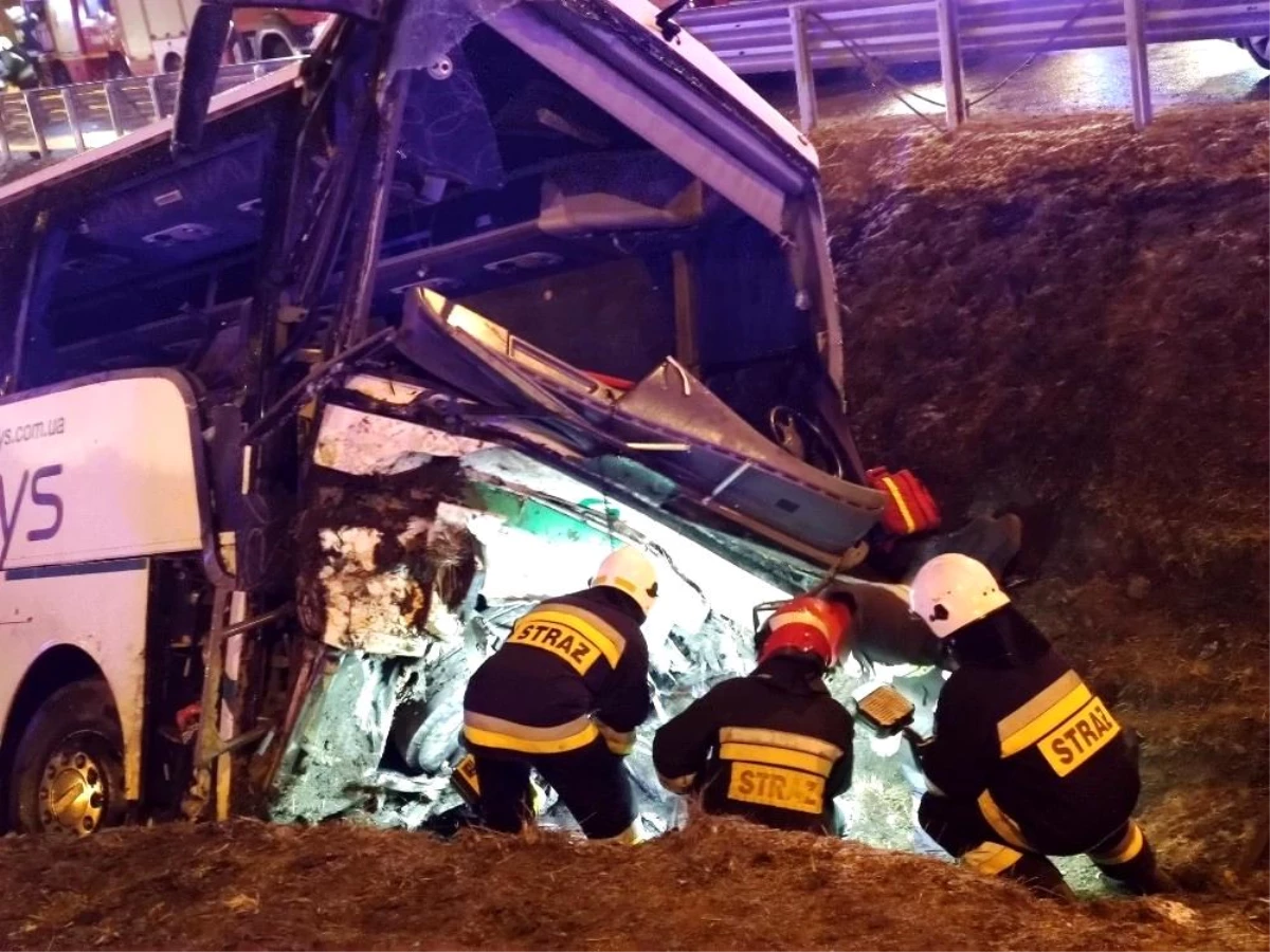 Son dakika haberleri! Polonya\'da Ukraynalıları taşıyan otobüs kaza yaptı: 1 ölü, 4 yaralı