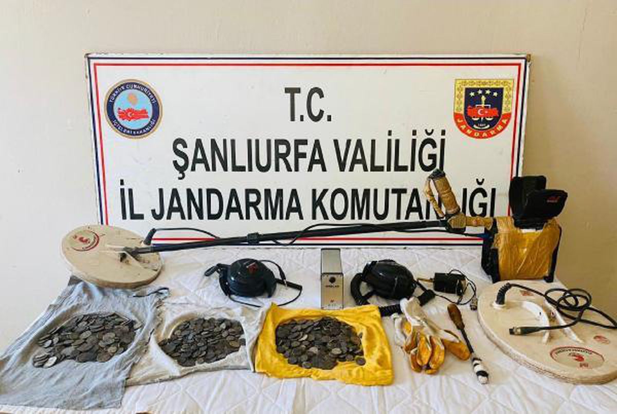 Son dakika! Şanlıurfa\'da, 850 bronz sikke ele geçti