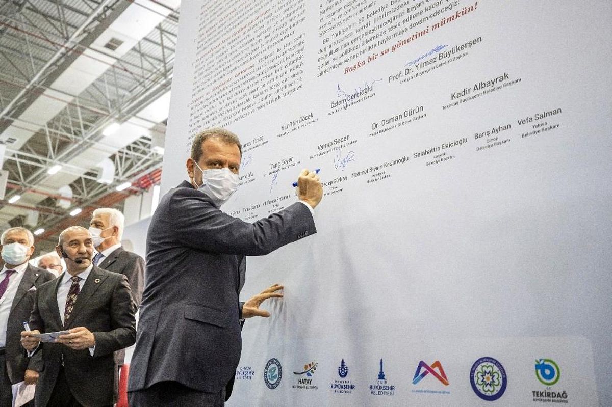 Seçer, İzmir\'de düzenlenen \'Kentlerde Sürdürülebilir Su Politikaları Zirvesi\'ne katıldı
