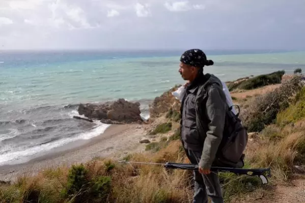 Şehir hayatını bırakıp dağ evine yerleşti, geçimini balıkçılıkla sağlıyor