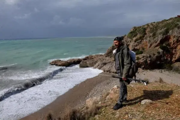 Şehir hayatını bırakıp dağ evine yerleşti, geçimini balıkçılıkla sağlıyor