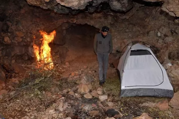 Şehir hayatını bırakıp dağ evine yerleşti, geçimini balıkçılıkla sağlıyor