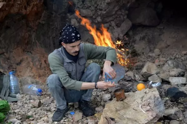 Şehir hayatını bırakıp dağ evine yerleşti, geçimini balıkçılıkla sağlıyor