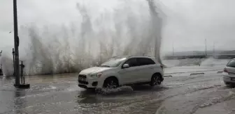 Sinop'ta dev dalgalar karayoluna taştı