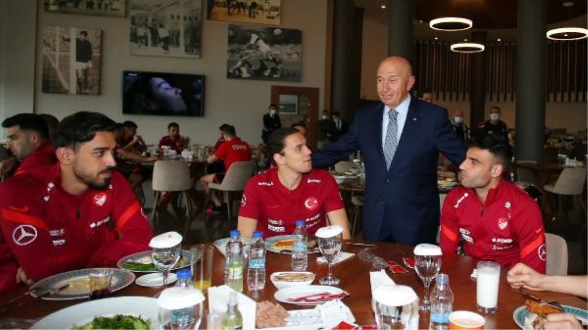 TFF Başkanı Nihat Özdemir\'den A Milli Futbol Takımı\'na ziyaret