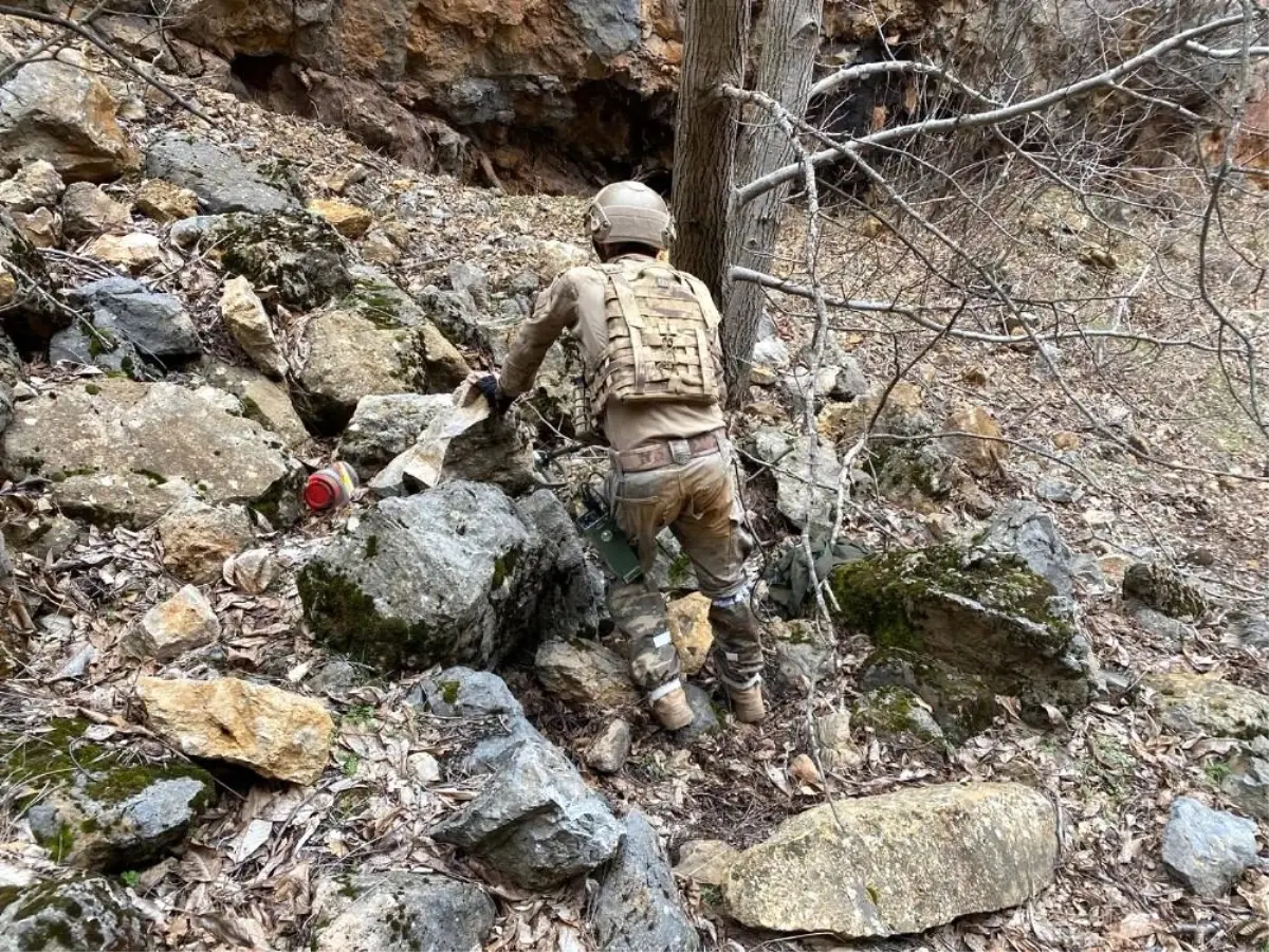 Son dakika haberi: Tunceli\'de teröristlere ait iki sığınak imha edildi