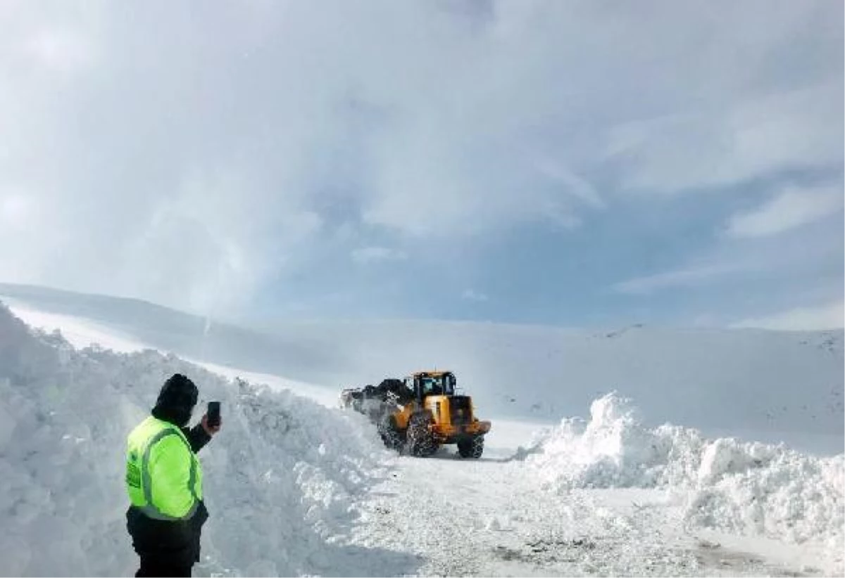 Van\'da kardan kapanan yollar açılıyor, hastalar sağlık ekiplerine ulaştırılıyor