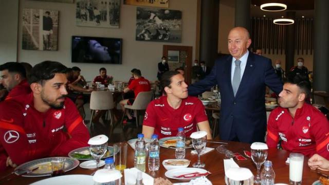 Yıldız futbolcuların arasındaki buzlar eridi mi? Yemekteki görüntüleri dikkat çekti