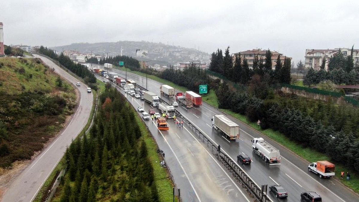 4 kişinin yaralandığı zincirleme trafik kazası, TEM\'i trafiğe kapattı