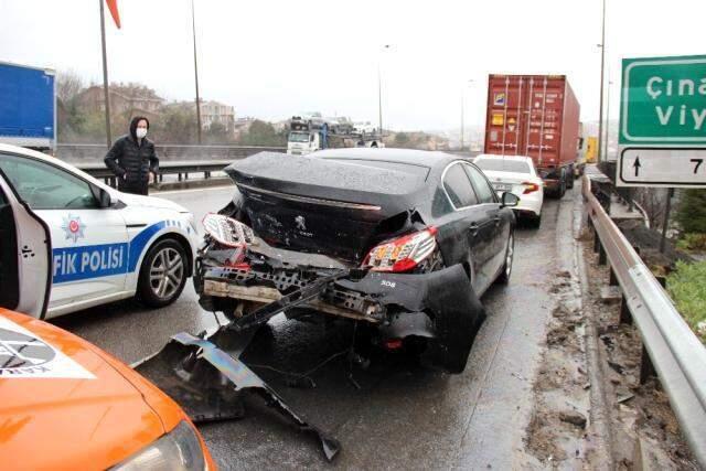 4 kişinin yaralandığı zincirleme trafik kazası, TEM'i trafiğe kapattı