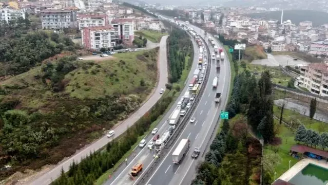 4 kişinin yaralandığı zincirleme trafik kazası, TEM'i trafiğe kapattı 4 kişinin yaralandığı zincirleme trafik kazası, TEM'i trafiğe kapattı