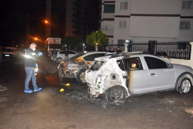 Adana'da park halindeki 2 otomobil kundaklandı