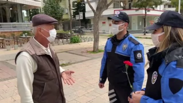 Adana polisi, sokakta ve pazarda yaşlılara karanfil dağıttı
