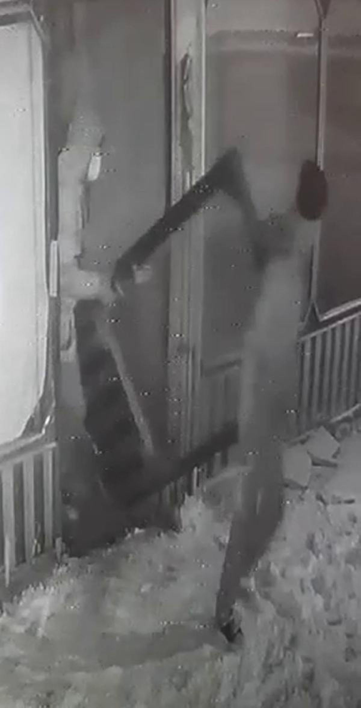 Son dakika haberleri! Ağrı\'da, apartmandan bisiklet ve iş yerinden kapı hırsızlığı kamerada
