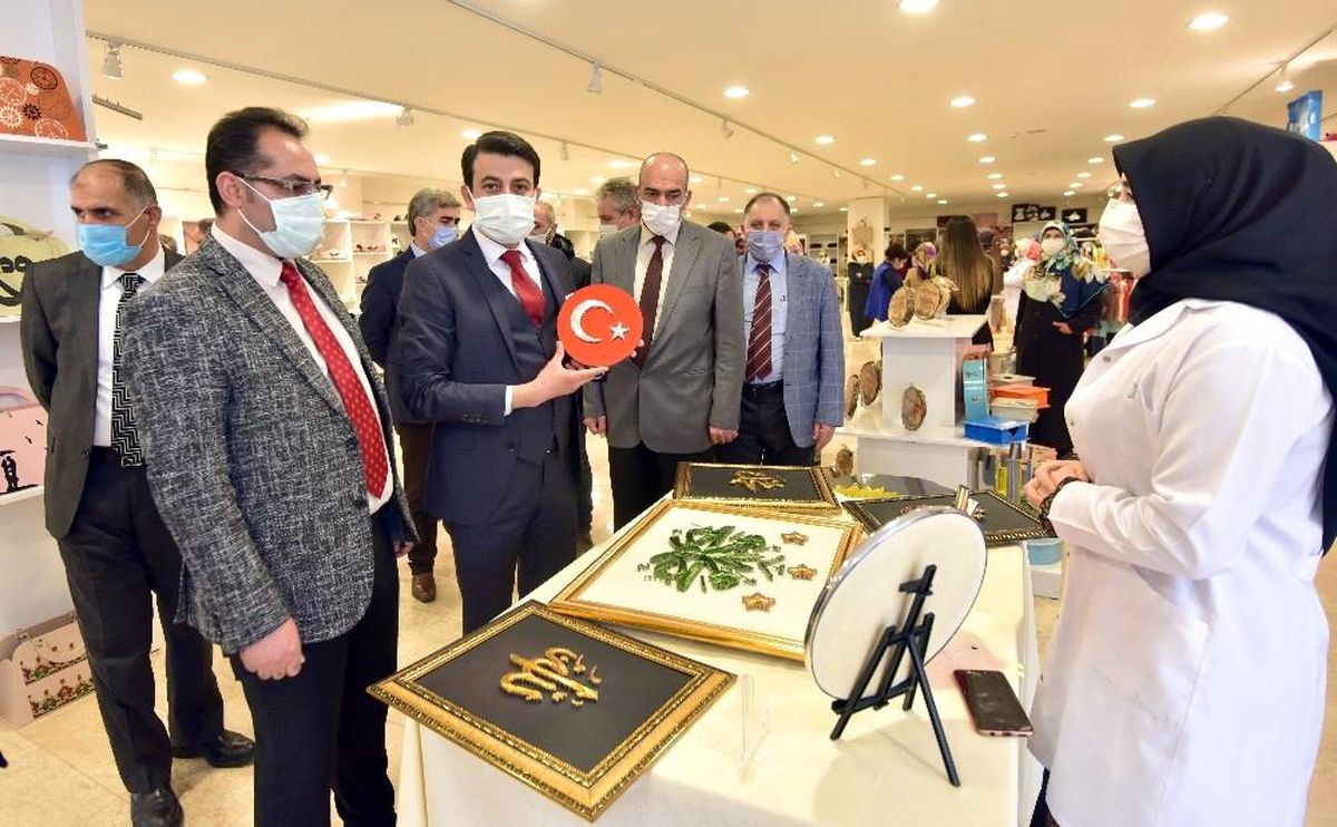 Ahlatlı kadınlar el emeği ürünlerini sergiledi
