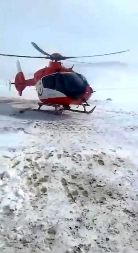 Ambulans helikopter köyde mahsur kalan hamile kadın için havalandı