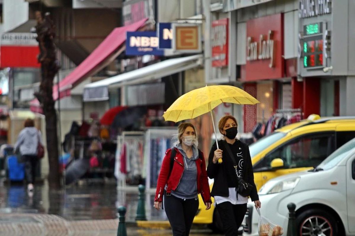 Antalya\'da yağışlı hava hayatı olumsuz etkiledi