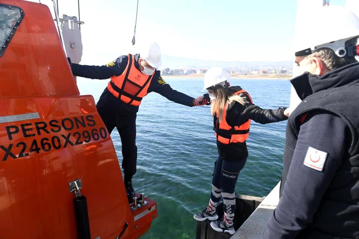 Askerî acil yardım personeline, denizde hastaya müdahale eğitimi