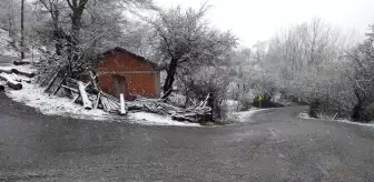 Balıkesir'in yüksek kesimlerine kar yağdı