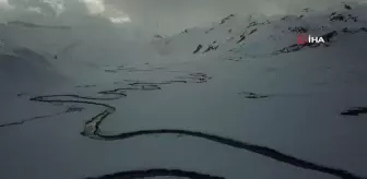 Beyaza bürünen dağlarda kartpostallık görüntüler