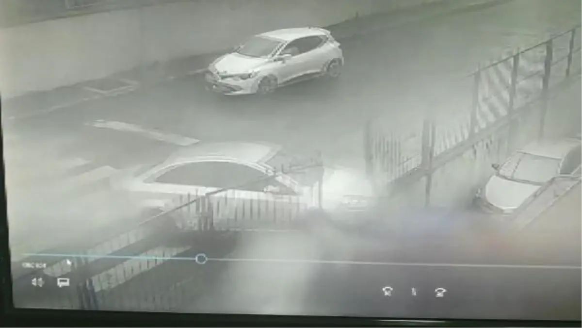 BEYLİKDÜZÜ\'NDE KAZA YAPAN OTOMOBİL, OTOPARKTAKİ ARAÇLARIN ÜZERİNE DÜŞTÜ O ANLAR KAMERADA