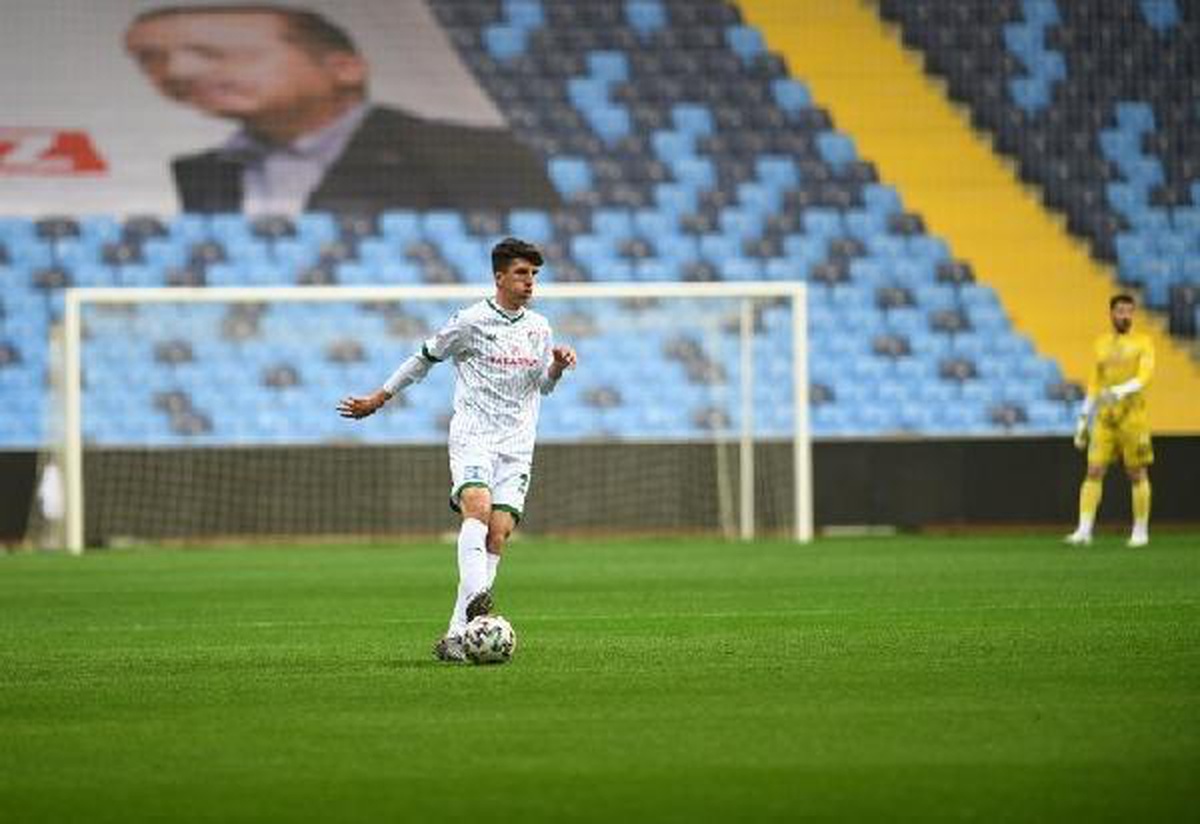 Bursaspor\'da Taha Altıkardeş formayı kaptı