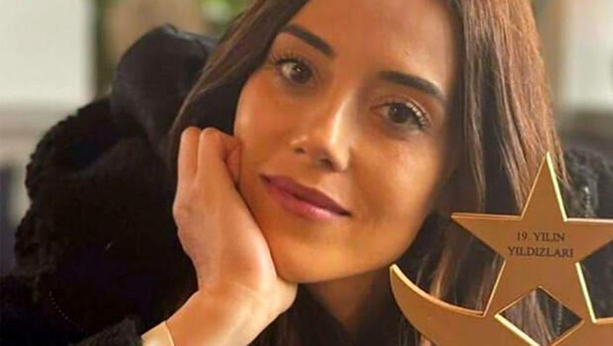 Cansu Dere ödülüne kavuştu