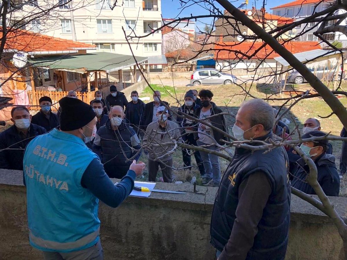 Çiftçilere budama eğitimi