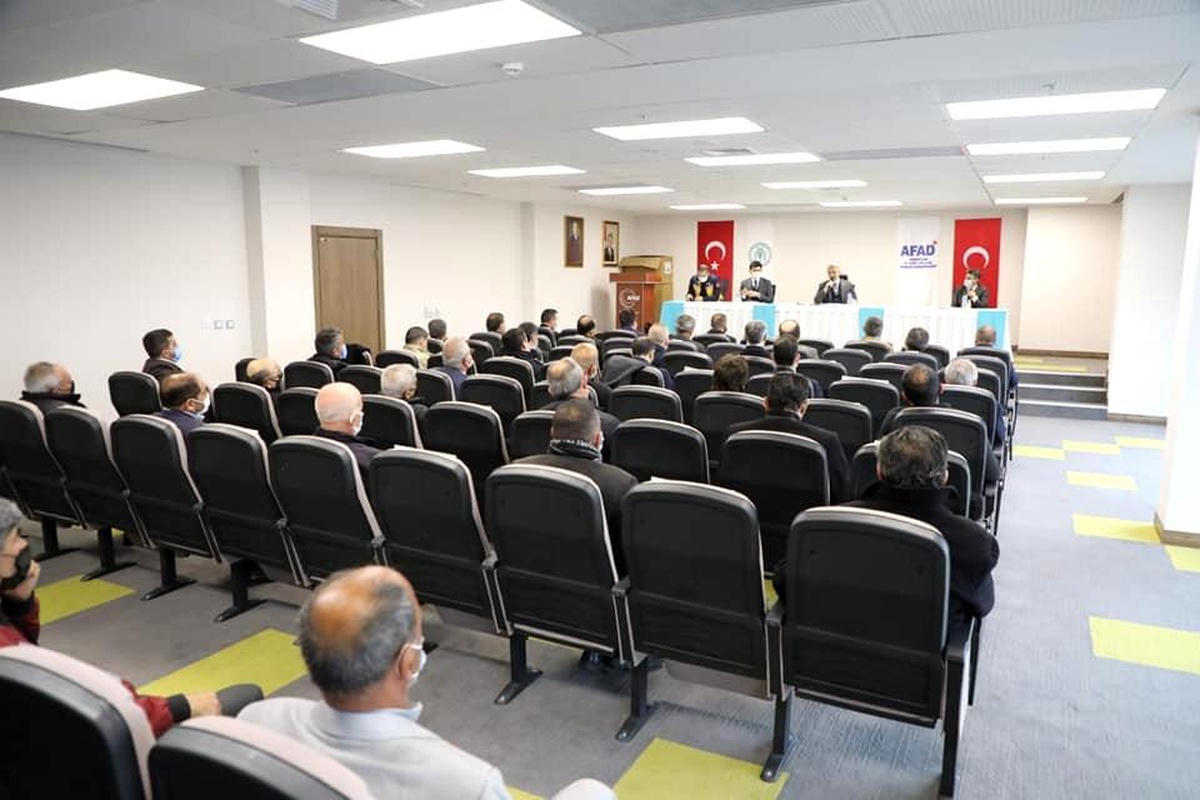 Covid-19 vaka artışının en çok yaşandığı 5 ilden bir olan Erzincan\'da muhtarlar, din ve eğitim görevlileriyle toplantı yapıldı