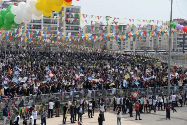 Diyarbakır'da nevruzda terör propagandası yapan 21 kişiye gözaltı