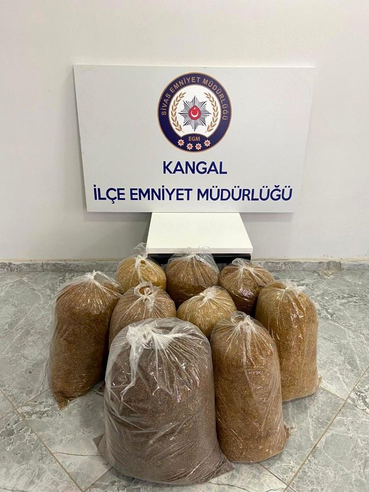 Durumundan şüphelendikleri araçtan 60 kilogram tütün çıktı