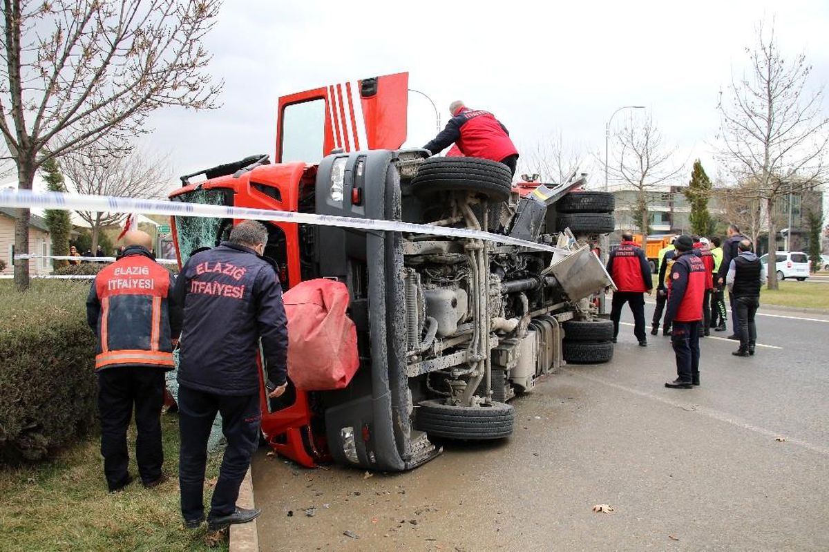 Elazığ\'da itfaiye aracı ile otomobil çarpıştı: 7 yaralı