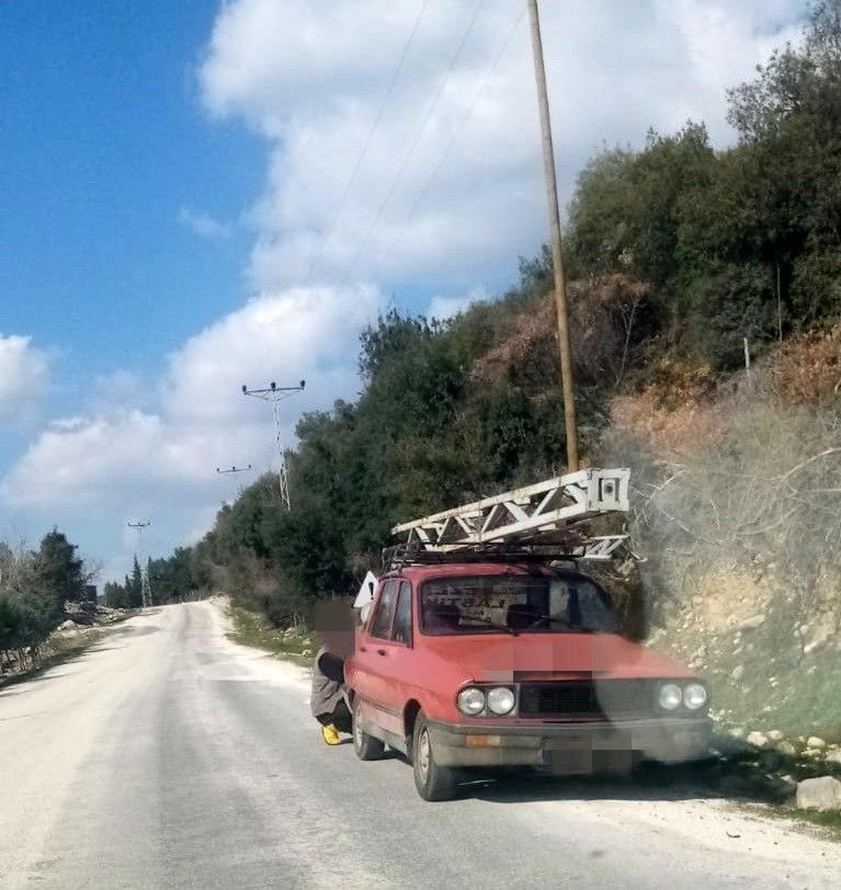 Elektrik direğini kesip hurdacıya götürürken yakalandı