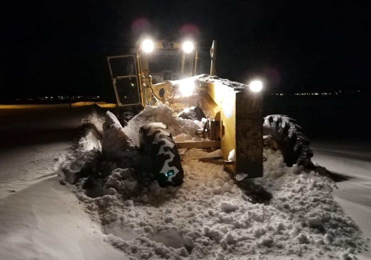Kar ve tipiden yolu kapanan köydeki hasta 6 saat süren yol açma çalışmaları sonucu hastaneye kaldırıldı