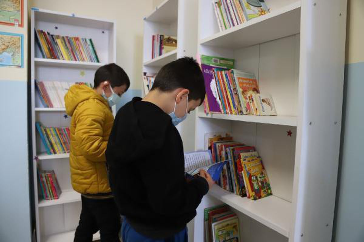 Kartal Belediyesi\'nden ilkokul kütüphanesine kitap bağışı