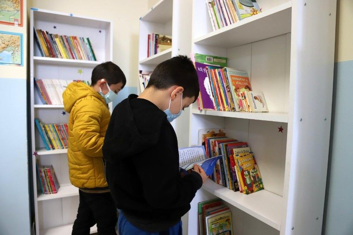 Kartal Belediyesinden Hesna Gündeş İlkokuluna kitap bağışı
