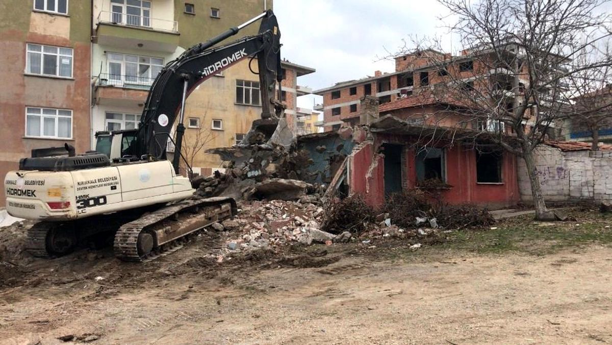 Kırıkkale\'de metruk binaların yıkımı devam ediyor