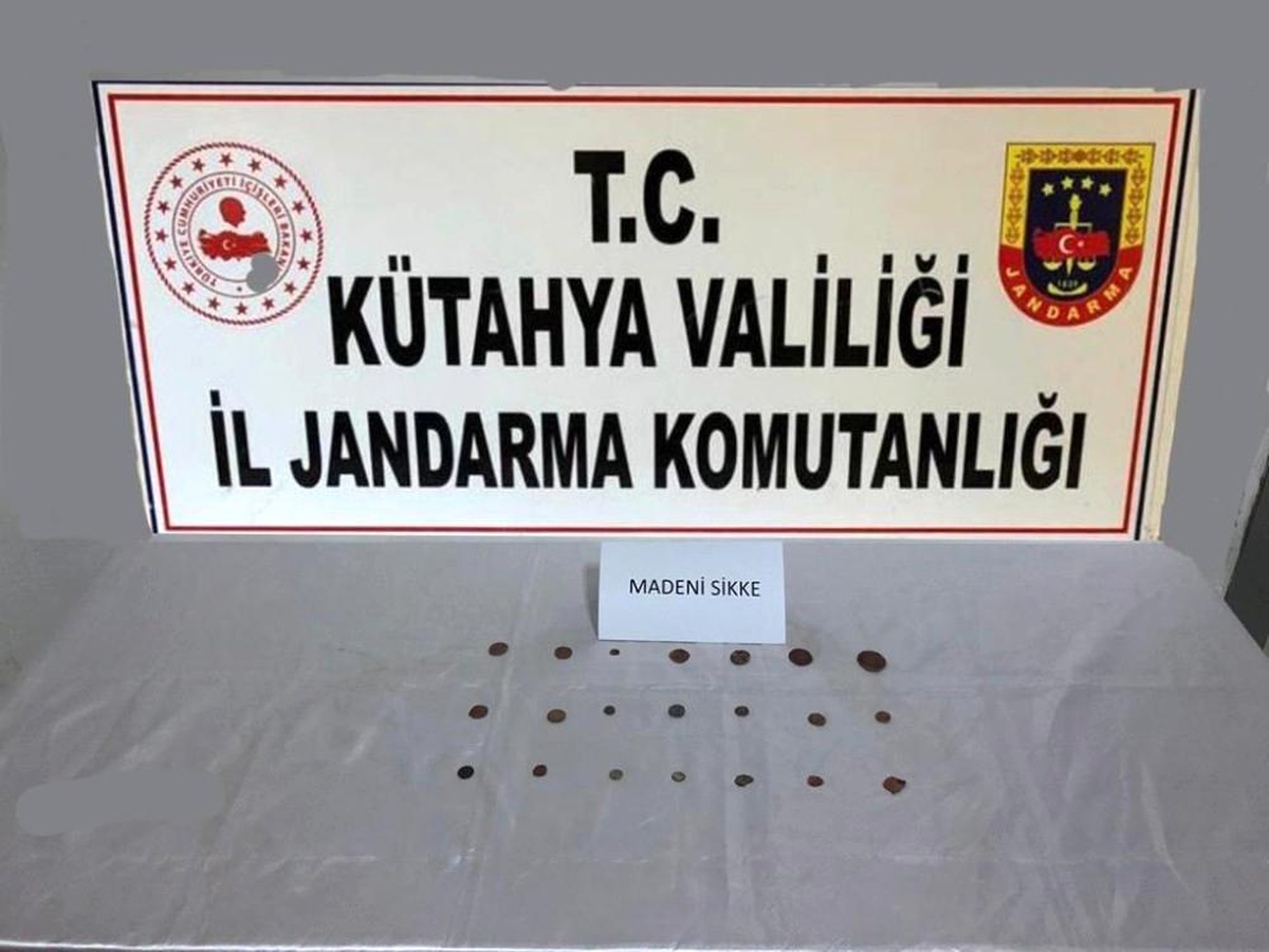Son dakika haberleri... Kütahya\'da Bizans dönemine ait 21 adet tarihi bronz sikke ele geçirildi