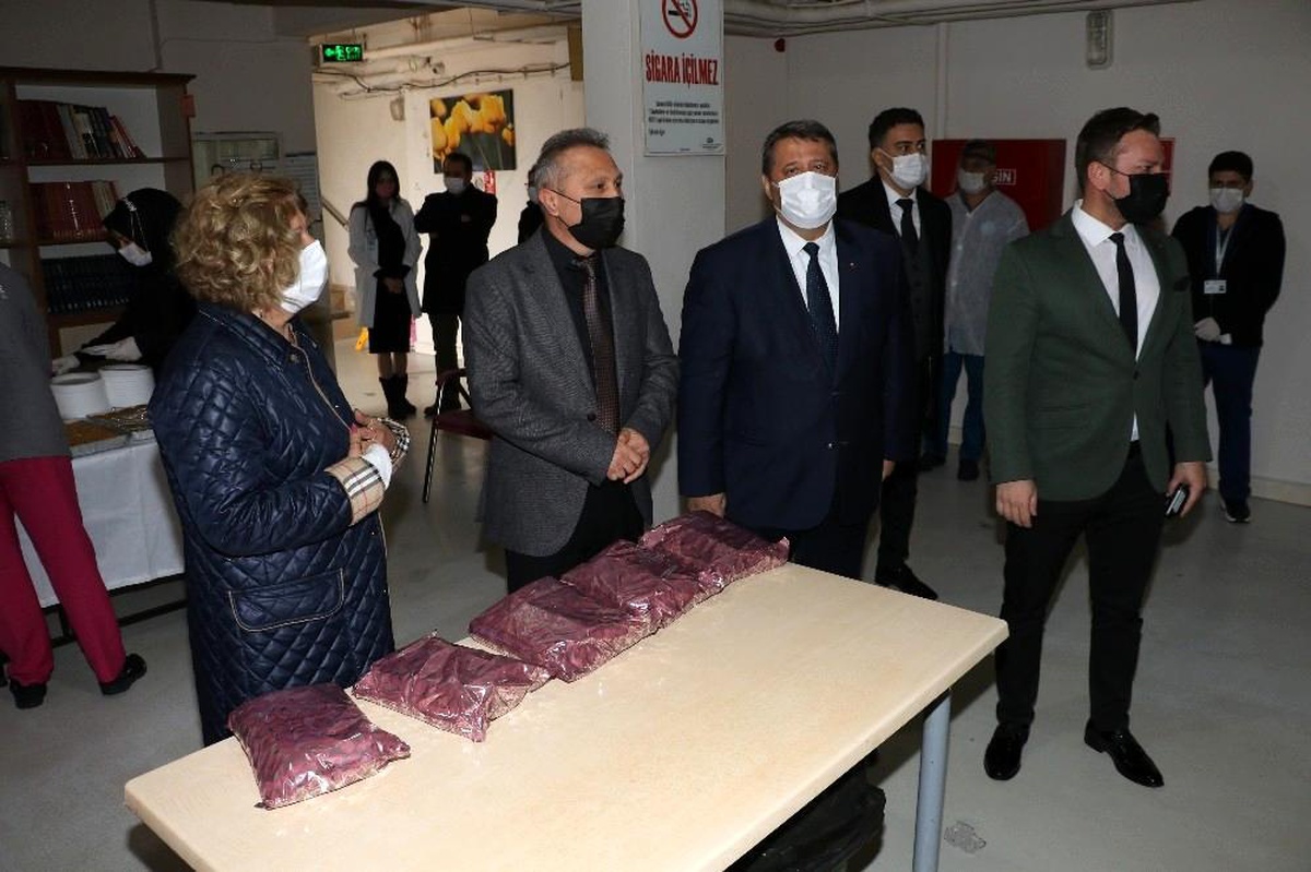 Manisa\'da huzurevi sakinlerine anlamlı ziyaret