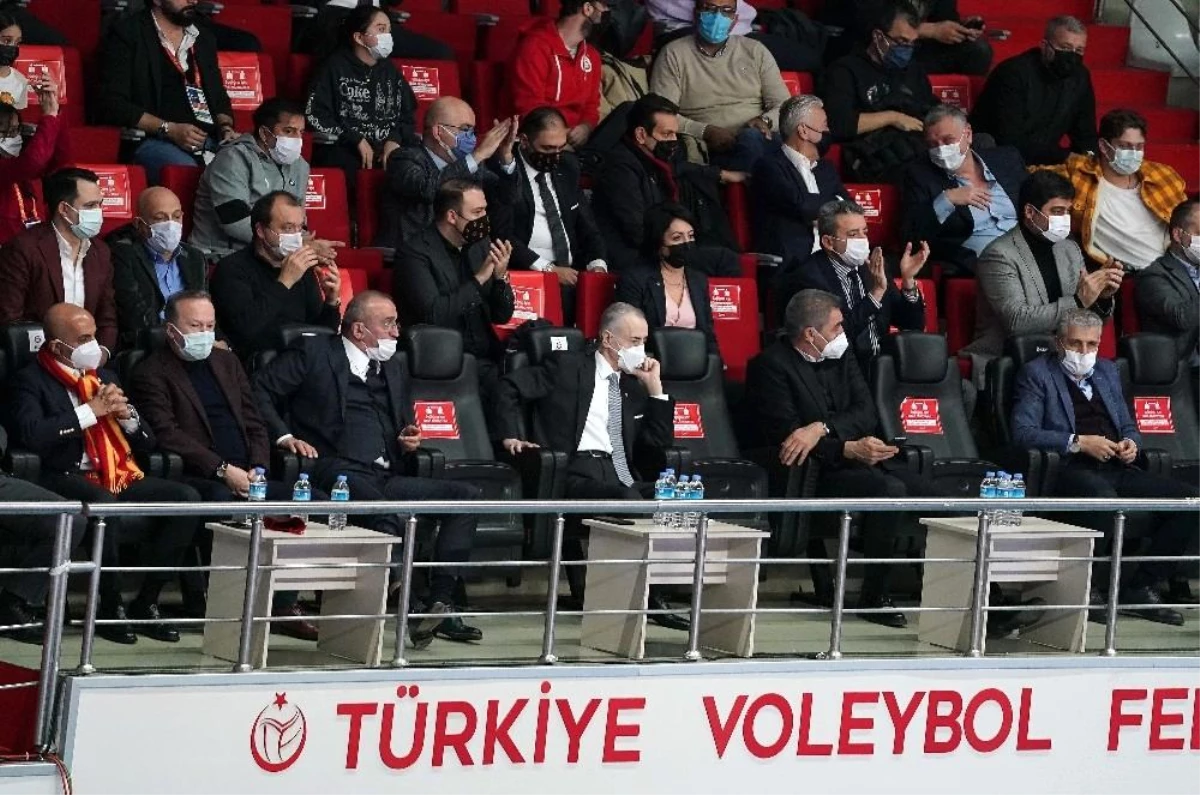 Mustafa Cengiz\'den voleybol takımına destek