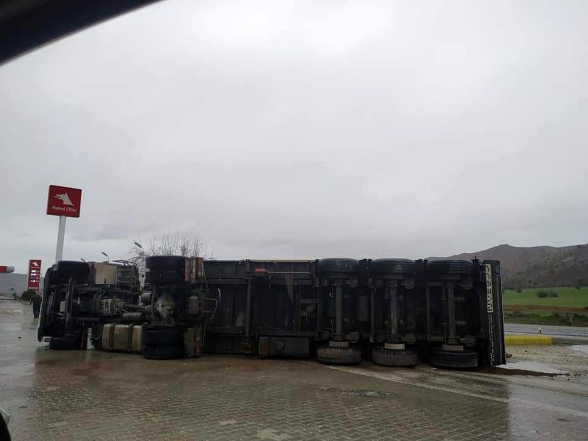 Nallıhan Ankara karayolunda tır devrildi