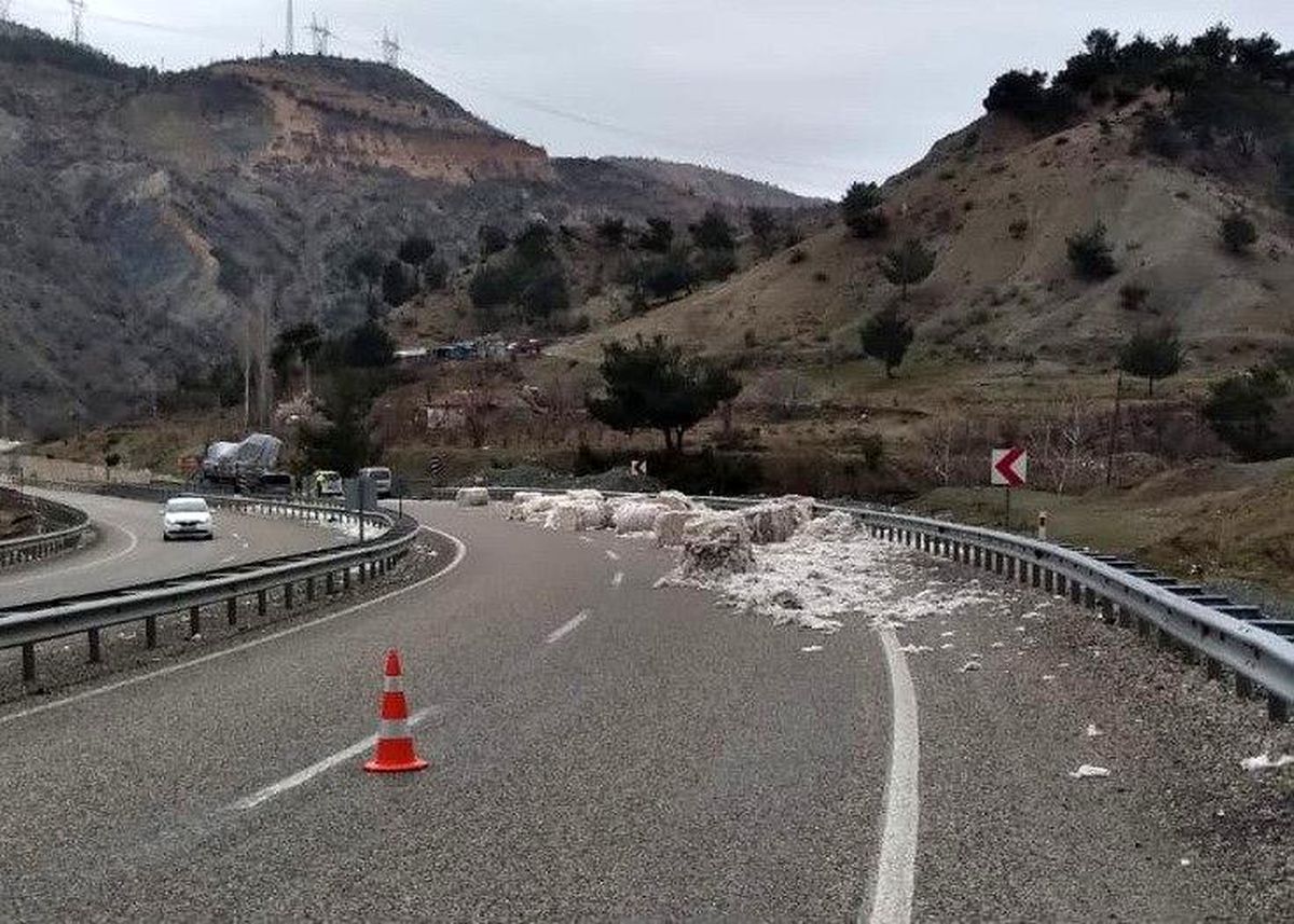 Pamuk balyaları yola savruldu
