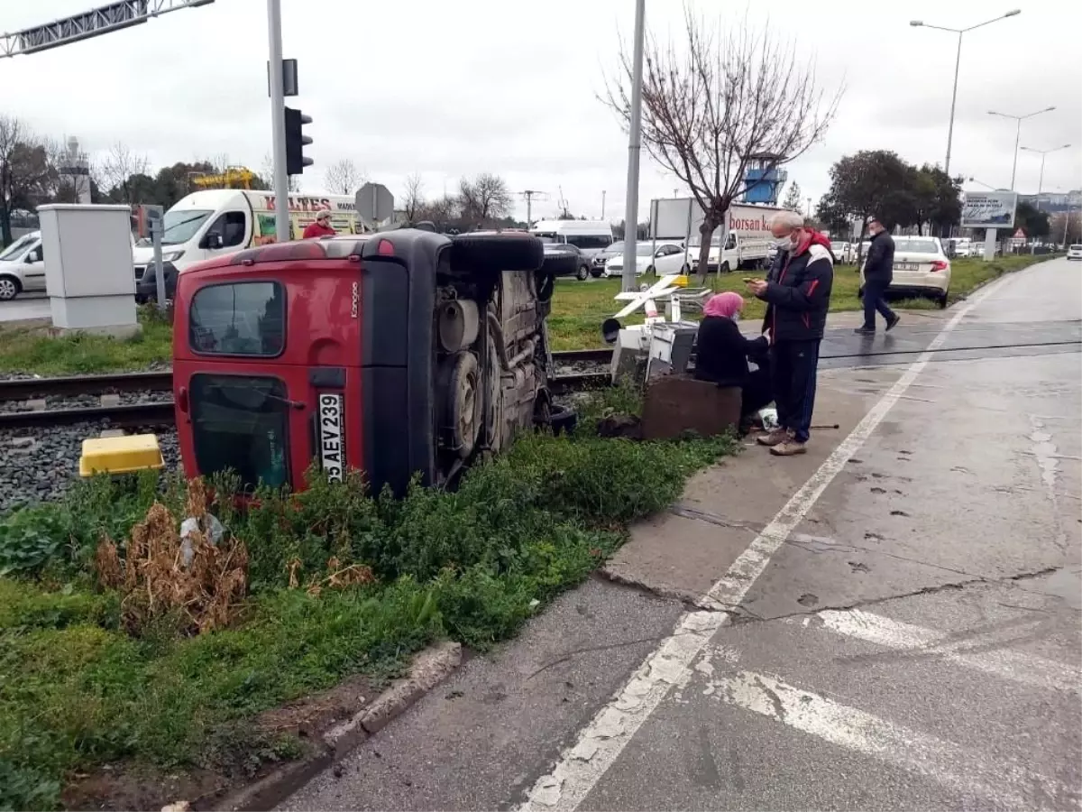 Samsun\'da hafif ticari araç demir yolu kenarına devrildi: 1 yaralı