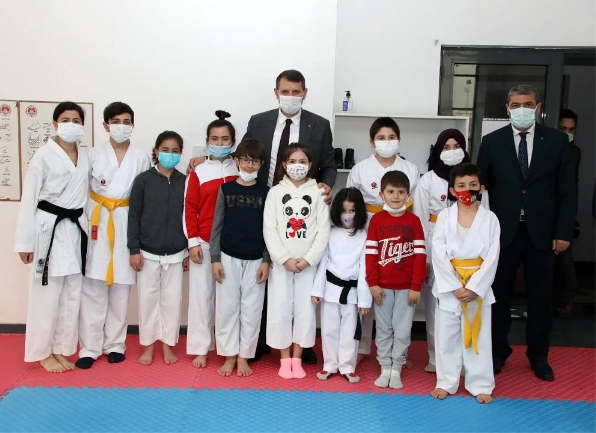 Sivas Valisi Salih Ayhan\'dan karatecilere destek