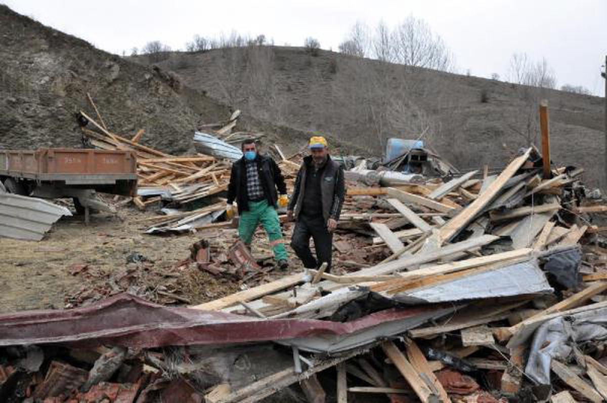 Köylüler, 'Kağıt gibi uçacaktık' dedi! Hortum çatıları uçurdu, ağaçları devirdi