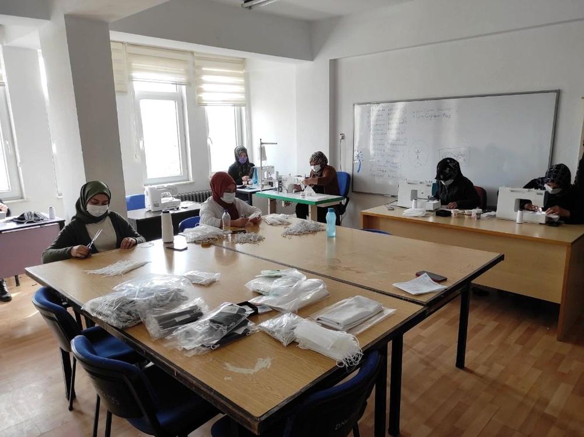 Tomarza\'da günlük bin maske üretiliyor