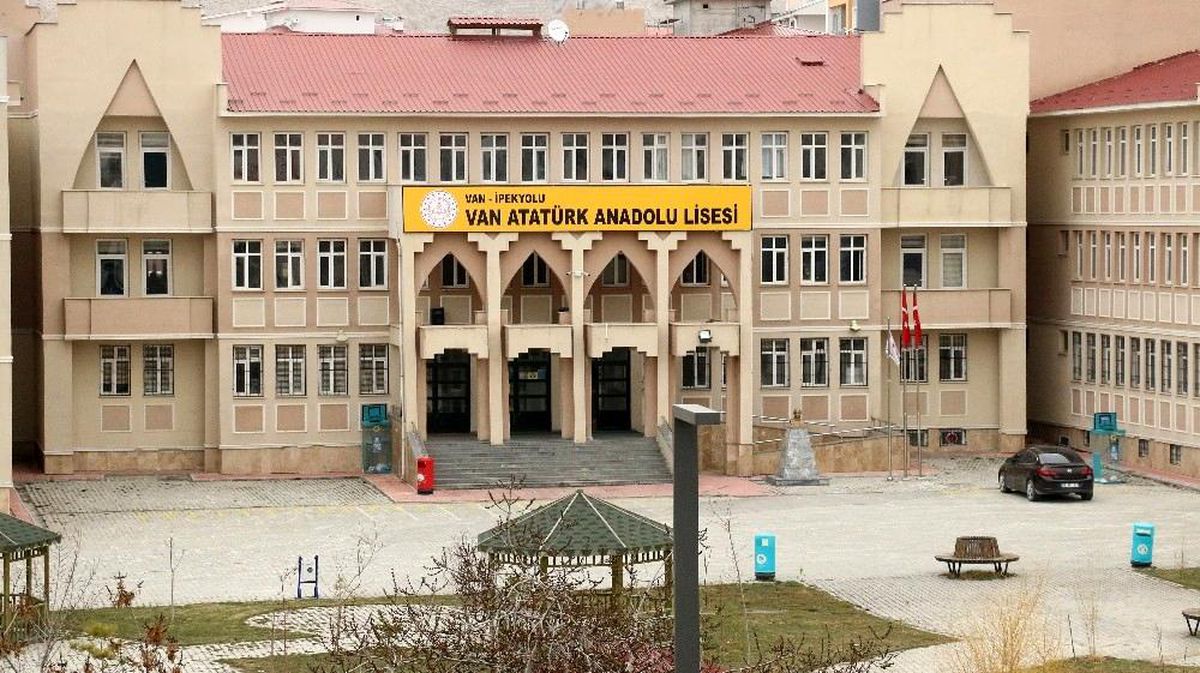 Van\'da öğretmen ve öğrencilerin testi pozitif çıkınca eğitime ara verildi