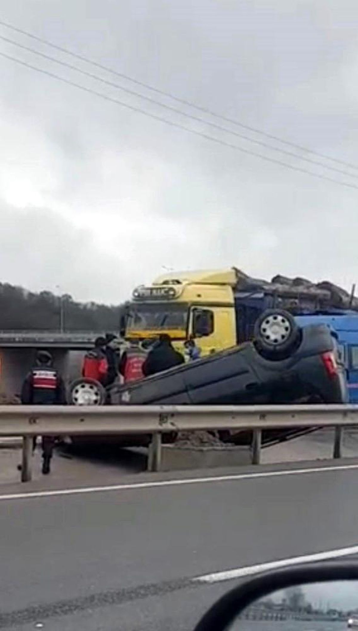 Yağmur sebebi ile kayganlaşan yolda kontrolden çıkarak takla attı: 1 yaralı